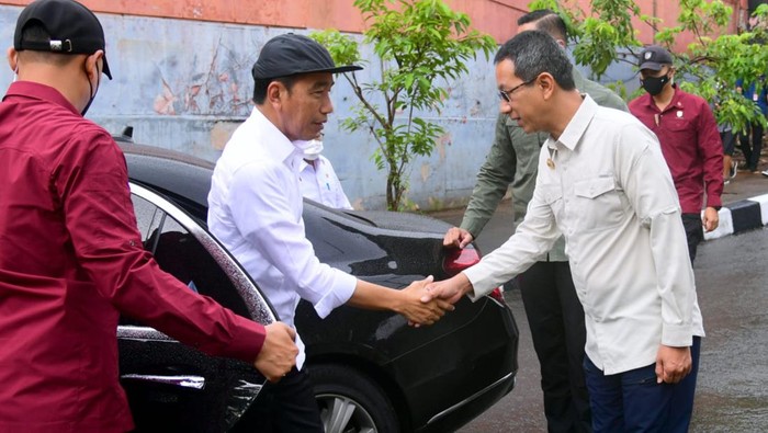 Momen Jokowi Cek Normalisasi Ciliwung, Langsung Putuskan Lanjut Lagi Momen Jokowi Cek Normalisasi Ciliwung, Langsung Putuskan Lanjut Lagi