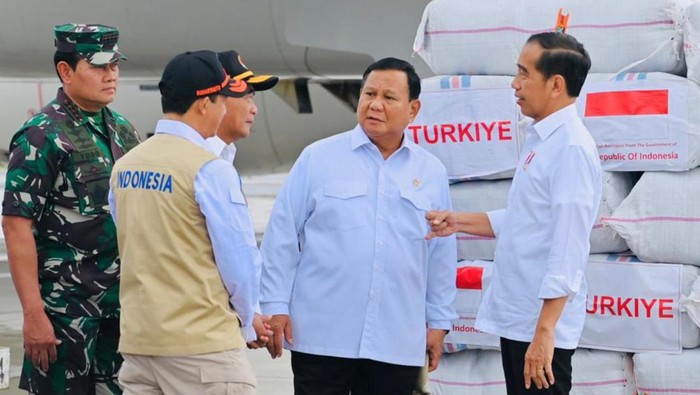 Momen Menhan Prabowo Subianto dampingi Presiden Jokowi melepas bantuan kemanusiaan gempa Turki dan Suriah, Selasa (21/2/2023). (dok. Tim Media Prabowo).