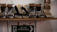 Tampak sejumlah bantuan alat bantu kaki untuk anak berkebutuhan khusus yang diletakkan di salah satu sudut Ruang Terapi.