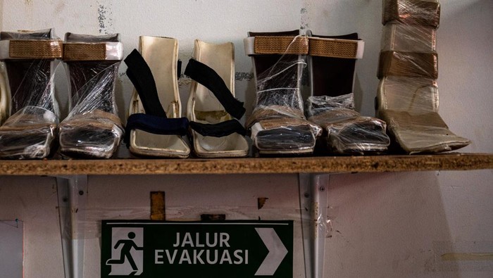 Foto sejumlah bantuan alat bantu kaki untuk anak berkebutuhan khusus di salah satu sudut Ruang Terapi Disabilitas Anak Kota Semarang seusai diresmikan di Kantor Kecamatan Semarang Barat, Kota Semarang, Jawa Tengah, Selasa (21/2/2023). Ruang terapi tersebut sebagai inovasi Pemkot Semarang bekerjasama dengan sejumlah pemangku kepentingan dalam memberikan berbagai jenis pelayanan terapi secara gratis kepada masyarakat yang memiliki anak berkebutuhan khusus seperti celebral palsy (gangguan sistem saraf, otak, dan motorik). ANTARA FOTO/Aji Styawan/foc.