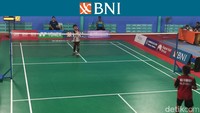 Salah satu partai di babak 64 besar Tunggal Anak-Anak Putra (TAPA) BNI Sirnas B Kepri 2023, yakni Muhamad Kenzie Iddo Kurniawan vs Muhammad Habbil Benzema. Partai itu memunculkan Habbil Benzema sebagai pemenang. Foto: Bayu Baskoro/detikcom