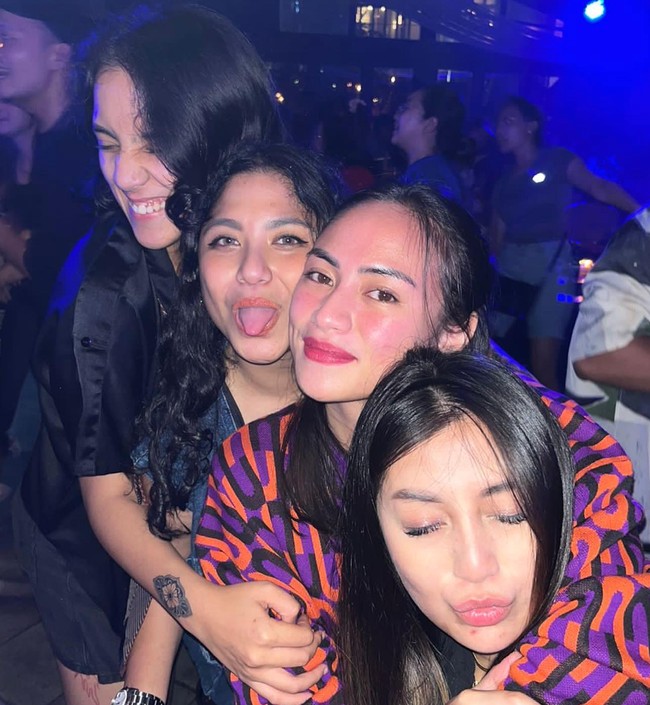Tak hanya mengunggah foto ciuman dengan sahabat wanitanya, Nadine juga tampak memamerkan foto kebersamaannya bersama sahabat-sahabat lainnya yang juga hadir. Dalam keterangan unggahan, Nadine memberikan ucapan selamat ulang tahun bagi sahabatnya yang berulang tahun tersebut. Foto: Instagram/@nadinemmanuella