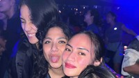 Nadine Emmanuella Waworuntu mengunggah momen tengah merayakan ulang tahun sahabatnya. Foto: Instagram/@nadinemmanuella