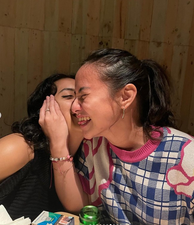 Sang bunda, Ruth Sahanaya yang melihat unggahan putrinya itu tampak ikut memberi ucapan selamat ulang tahun bagi sahabat Nadine melalui kolom komentar. My dearest @seralumowa …Blessed B’day ..Stay Healthy,Stay Happy n Stay Blessed .. tulis Ruth Sahanaya. Foto: Instagram/@nadinemmanuella