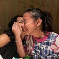 Sang bunda, Ruth Sahanaya yang melihat unggahan putrinya itu tampak ikut memberi ucapan selamat ulang tahun bagi sahabat Nadine melalui kolom komentar. My dearest @seralumowa …Blessed B’day ..Stay Healthy,Stay Happy n Stay Blessed .. tulis Ruth Sahanaya. Foto: Instagram/@nadinemmanuella