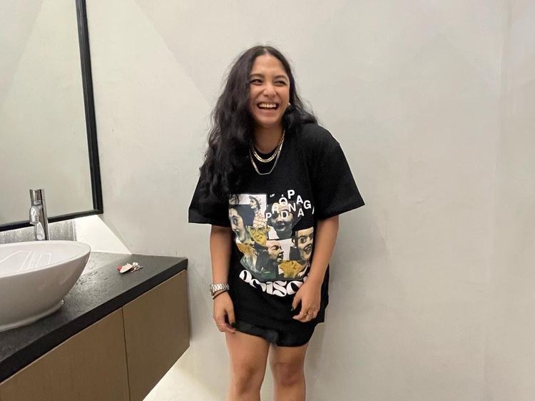 Penampakan Putri Ruth Sahanaya yang Ciuman dengan Wanita di Kelab