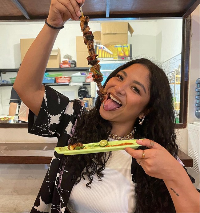 Nadine sebelumnya pernah mencoba mengikuti jejak ibundanya dengan menjadi salah satu peserta di ajang Idola Cilik. Memiliki kulit eksotis dan rambut ikal, Nadine memang terlihat begitu mirip dengan sang mama. Foto: Instagram/@nadinemmanuella