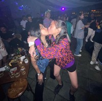 Nadine Emmanuella disorot karena unggahan foto yang memperlihatkan dirinya ciuman dengan sahabat wanitanya. Diketahui saat itu sahabatnya tersebut memang tengah mengadakan perayaan ulang tahun di sebuah bar. Foto: Instagram/@nadinemmanuella