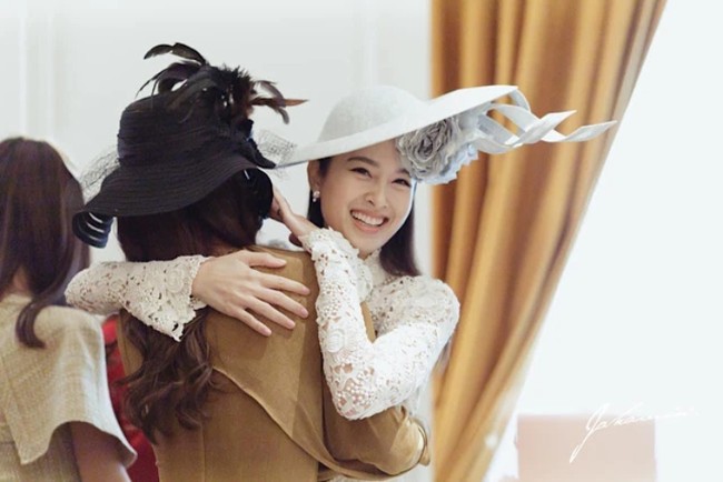 Pesta lajang tersebut tampak hangat dihadiri oleh keluarga dan kerabat terdekat. Nong Poy terlihat memeluk sejumlah tamunya. Facebook