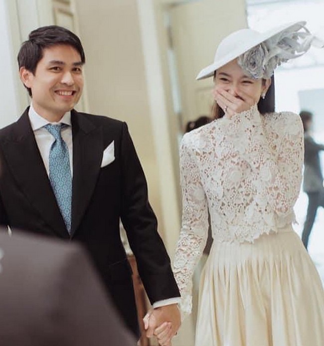 Penampilan elegan Nong Poy pun disamakan dengan Kate Middleton. Nong Poy dan Oak bergandengan tangan memasuki ruangan acara tempat mereka melaksanakan bridal shower dengan senyuman mengembang dan wajah yang malu-malu. Foto: dok. Instagram, Facebook