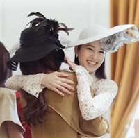 Pesta lajang tersebut tampak hangat dihadiri oleh keluarga dan kerabat terdekat. Nong Poy terlihat memeluk sejumlah tamunya. Facebook