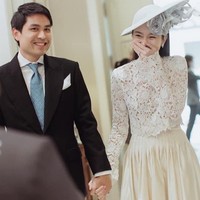 Penampilan elegan Nong Poy pun disamakan dengan Kate Middleton. Nong Poy dan Oak bergandengan tangan memasuki ruangan acara tempat mereka melaksanakan bridal shower dengan senyuman mengembang dan wajah yang malu-malu. Foto: dok. Instagram, Facebook