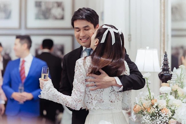 Ada pula momen mesra di acara pesta lajang tersebut. Nong Poy mencium Oak. Foto: dok. Instagram, Facebook