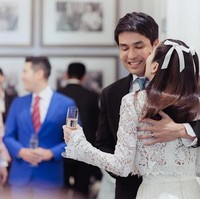 Ada pula momen mesra di acara pesta lajang tersebut. Nong Poy mencium Oak. Foto: dok. Instagram, Facebook