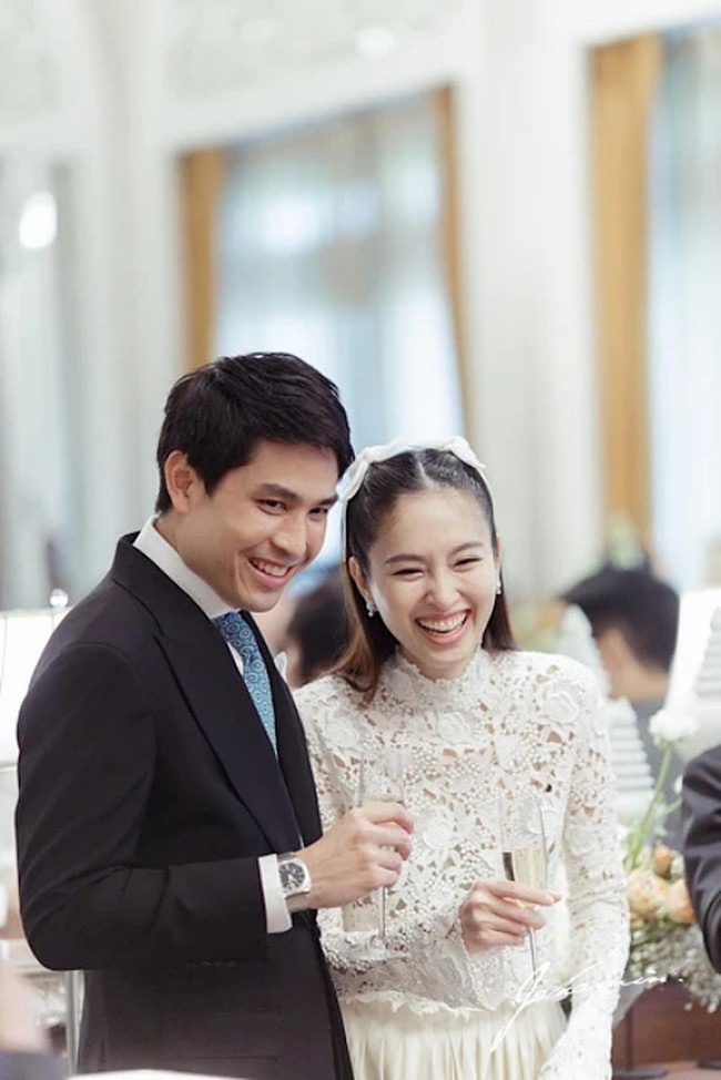 Nong Poy dan Oak Phakwa Hongyok telah mengumumkan pernikahan mereka akan digelar di Phuket pada 1 Maret, Sebelum pernikahan, keduanya menggelar pesta lajang pada Jumat (17/2/2023). Foto: dok. Instagram, Facebook