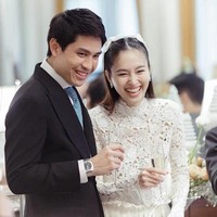 Nong Poy dan Oak Phakwa Hongyok telah mengumumkan pernikahan mereka akan digelar di Phuket pada 1 Maret, Sebelum pernikahan, keduanya menggelar pesta lajang pada Jumat (17/2/2023). Foto: dok. Instagram, Facebook