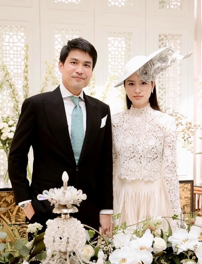 Pesta lajang tersebut diselenggarakan di hotel mewah, Mandarin Oriental, Bangkok. Keduanya calon suami istri itu bergaya ala bangswan Inggris. Foto: dok. Instagram, Facebook