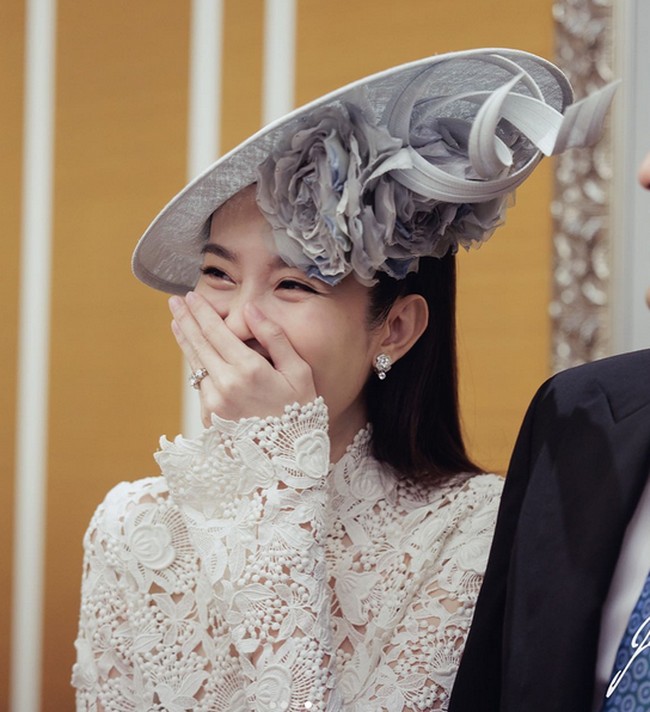 Memasuki tempat acara, Nong Poy tampil anggun dan cantik dengan dress putih. Dia menambahkan topi ala wanita Inggris pada acara tersebut. Foto: dok. Instagram, Facebook