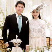 Pesta lajang tersebut diselenggarakan di hotel mewah, Mandarin Oriental, Bangkok. Keduanya calon suami istri itu bergaya ala bangswan Inggris. Foto: dok. Instagram, Facebook