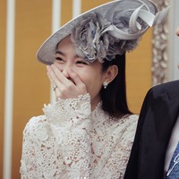 Memasuki tempat acara, Nong Poy tampil anggun dan cantik dengan dress putih. Dia menambahkan topi ala wanita Inggris pada acara tersebut. Foto: dok. Instagram, Facebook