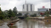 Tampak pekerjaan pemasangan turap sudah selesai dilakukan.