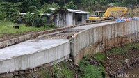 Saat ini tengah dilakukan pengecoran jalan inspeksi.