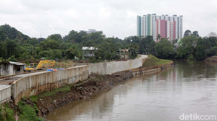 Hampir Rampung Begini Penampakan Normalisasi Sungai Ciliwung Titik Cikoko