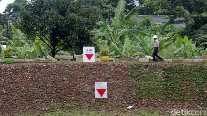Normalisasi Sungai Ciliwung Titik Cikoko Hampir Rampung Normalisasi Sungai Ciliwung di titik Cikoko, Jakarta Selatan, hampir rampung. Begini potretnya.