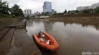 Suasana lokasi proyek normalisasi Sungai Ciliwung di Cikoko, Jakarta Selatan, usai dikunjungi Presiden Jokowi pagi tadi, Selasa (21/2/2023).