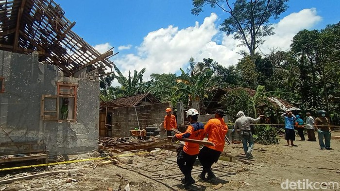 Olah TKP Ledakan Petasan Blitar Tuntas, Warga-Petugas Bersihkan Lokasi