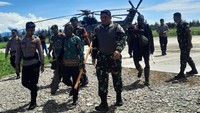 Mereka dievakuasi menggunakan helikopter dan telah tiba di Bandara Timika, Papua Tengah, Papua, Senin (20/02/2023).