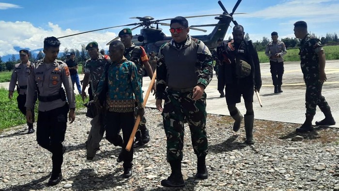 Anggota TNI-Polri yang tergabung dalam Satgas Operasi Damai Cartenz mengevakuasi sejumlah warga Kampung Alama Nduga, Nduga, Papua Pegunungan, dengan menggunakan helikopter saat tiba di Bandara Timika, Papua Tengah, Papua, Senin (20/02/2023). Sedikitnya 18 warga dievakuasi dan diungsikan ke Mimika imbas dari ancaman Kelompok Kriminal Bersenjata (KBB) pimpinan Egianus Kogoya di wilayah Nduga. ANTARA FOTO/HO-Humas Ops Damai Cartenz/tom.