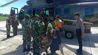 Para warga Kampung Alama Nduga, Nduga, Papua Pegunungan, turun dari helikopter yang mengevakuasi mereka.