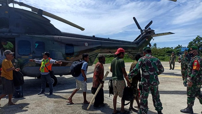 Anggota TNI-Polri yang tergabung dalam Satgas Operasi Damai Cartenz mengevakuasi sejumlah warga Kampung Alama Nduga, Nduga, Papua Pegunungan, dengan menggunakan helikopter saat tiba di Bandara Timika, Papua Tengah, Papua, Senin (20/02/2023). Sedikitnya 18 warga dievakuasi dan diungsikan ke Mimika imbas dari ancaman Kelompok Kriminal Bersenjata (KBB) pimpinan Egianus Kogoya di wilayah Nduga. ANTARA FOTO/HO-Humas Ops Damai Cartenz/tom.