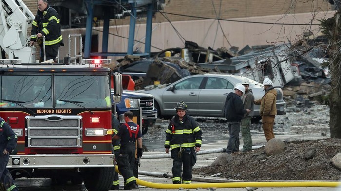 Pabrik Logam di Ohio Meledak, Begini Kerusakannya A vehicle is destroyed by a brick wall that fell from the I Schumann & Co. metals plant after an explosion at the factory in Bedford, Ohio, U.S., February 20, 2023. REUTERS/Aaron Josefczyk