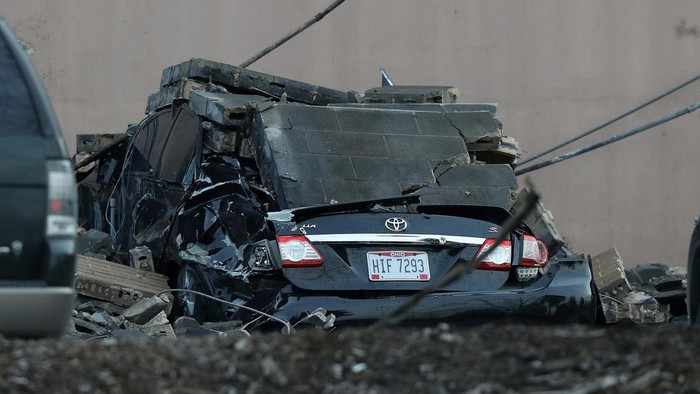 Pabrik Logam di Ohio Meledak, Begini Kerusakannya A vehicle is destroyed by a brick wall that fell from the I Schumann & Co. metals plant after an explosion at the factory in Bedford, Ohio, U.S., February 20, 2023. REUTERS/Aaron Josefczyk