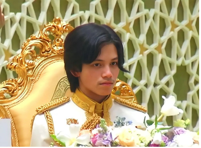 Sosok Pangeran Abdul Wakeel viral usai akun Instagram penggemarnya mengunggah penampilan terbaru putra Sultan Brunei itu. “Prince new hair,” demikian keterangan dari akun dytmabdulwakeel pada unggahan foto yang mendapatkan lebih dari 2.000 likes di Instagram itu. Foto: Dok. Instagram/@dytmabdulwakeel/@bruneiroyalfamily