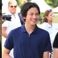 “Masya Allah jodoh 🤭 very handsome,” tulis netizen memuji ketampanan sang pangeran. “Prince Charming,” tulis netizen lainnya. Foto: Dok. Instagram/@dytmabdulwakeel/@bruneiroyalfamily