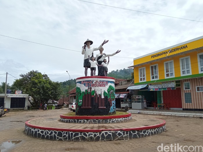 Patung Ikonik Desa Baduy di Terminal Ciboleger