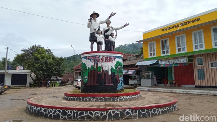 Patung Ikonik Desa Baduy di Terminal Ciboleger