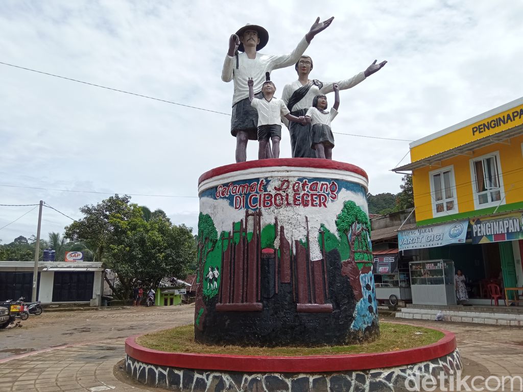Patung Ikonik Desa Baduy di Terminal Ciboleger