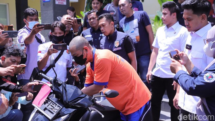 Pelaku curanmor memeragakan aksinya yang hanya butuh waktu 7 detik di Polres Kediri