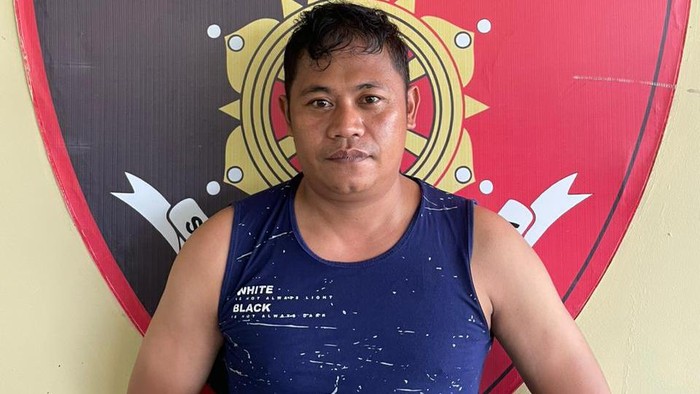 Pelaku penganiayaan kepada istrinya saat diamankan di Polres Tanah Bumbu, Kalsel.