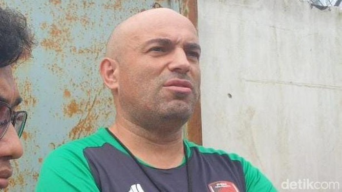Pelatih PSM Makassar Bernardo Tavares pada sesi latihan jelang menghadapi Persebaya Surabaya di laga lanjutan Liga 1 2022/2023.
