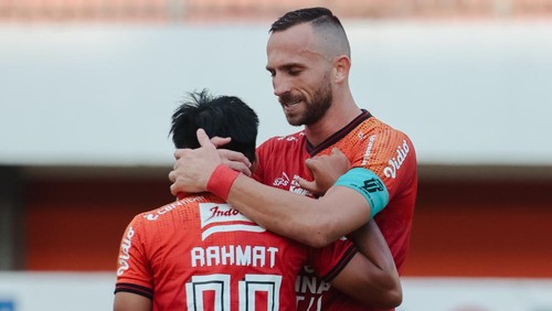 Pemain Bali United IlijaSpasojevic dan Rahmat Arjuna.
