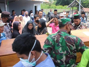 Pemakaman 3 Jenazah Korban Ledakan Petasan Satu Liang Diwarnai Tangis Haru