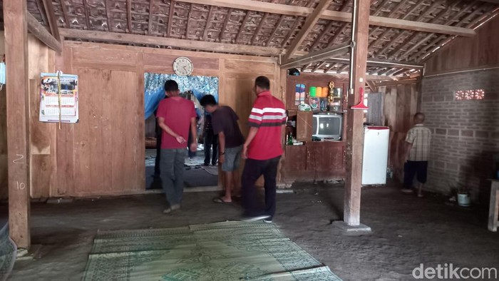 Penggeledahan rumah instruktur senam yang suaminya ditemukan tewas bersimbah darah.