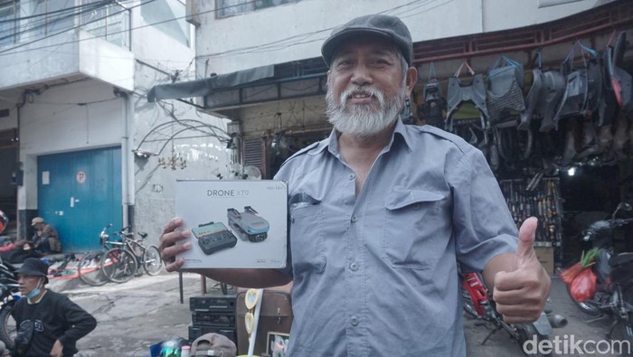 Pensiunan PNS, Maulana kini menjadi pemburu barang loak