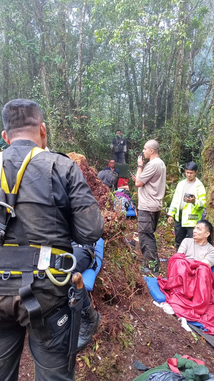 Penumpang heli rombongan Kapolda Jambi yang terjebak di Hutan Kerinci dan menunggu proses evakuasi (Foto: Istimewa) Penumpang heli rombongan Kapolda Jambi yang terjebak di Hutan Kerinci dan menunggu proses evakuasi (Foto: Istimewa)