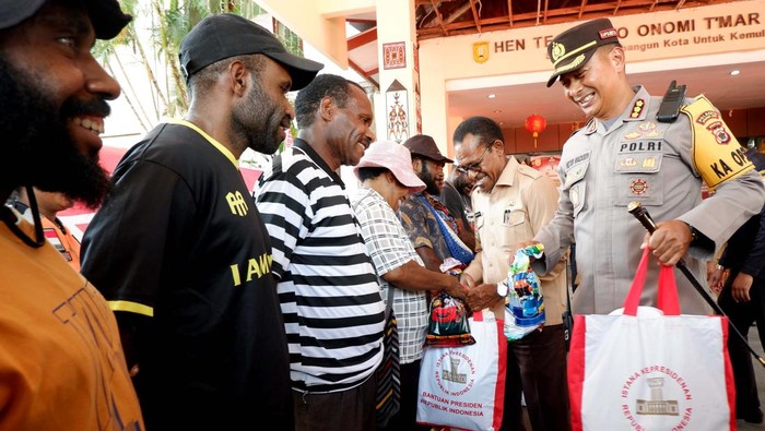 Penyaluran Bantuan Presiden untuk Korban Gempa di Jayapura Warga mengatur sembako saat penyerahan bantuan presiden kepada masyarakat terdampak gempa bumi di posko tanggap darurat bencana gempa bumi, Kota Jayapura, Papua, Selasa (21/2/2023). Sebanyak 1.229 kepala keluarga dari 15 kelurahan Kota jayapura mendapatkan bantuan sembako dari presiden untuk meringankan beban para korban terdampak gempa yang terjadi pada 9 Januari 2023 lalu. ANTARA FOTO/Sakti Karuru/foc.